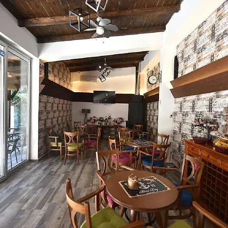 Nina & Lounge Bar