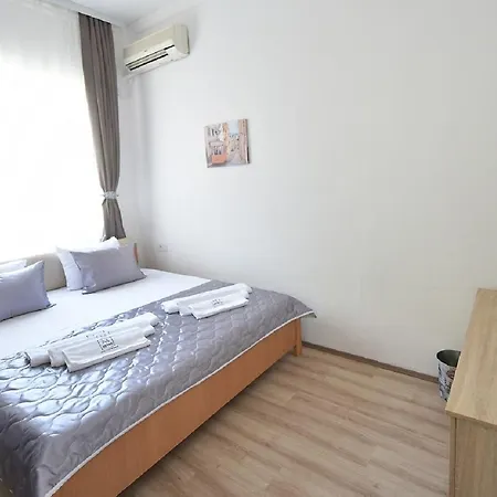 Nina & Lounge Bar Hotel 3*