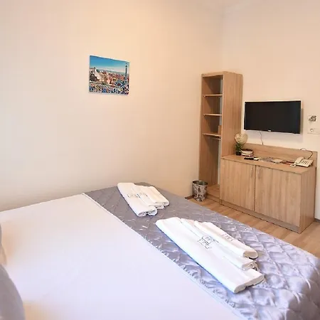 Nina & Lounge Bar Hotel 3*