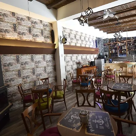 Nina & Lounge Bar Hotel 3*