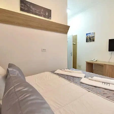 Nina & Lounge Bar Hotel 3*