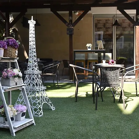 Ξενοδοχείο Nina & Lounge Bar