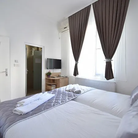 Nina & Lounge Bar Hotel 3*