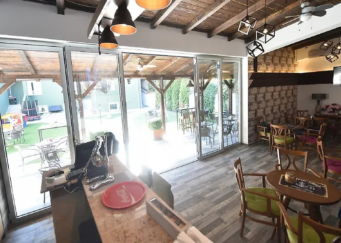 Nina & Lounge Bar فندق سكوبجي