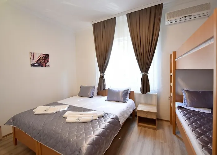 Nina & Lounge Bar Hotel 3*