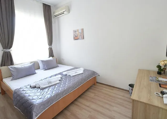 Nina & Lounge Bar Hotel 3*