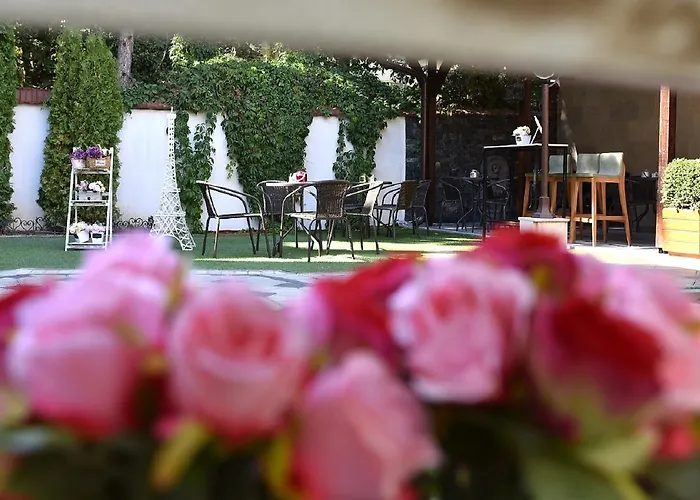 Nina & Lounge Bar Hotel 3*