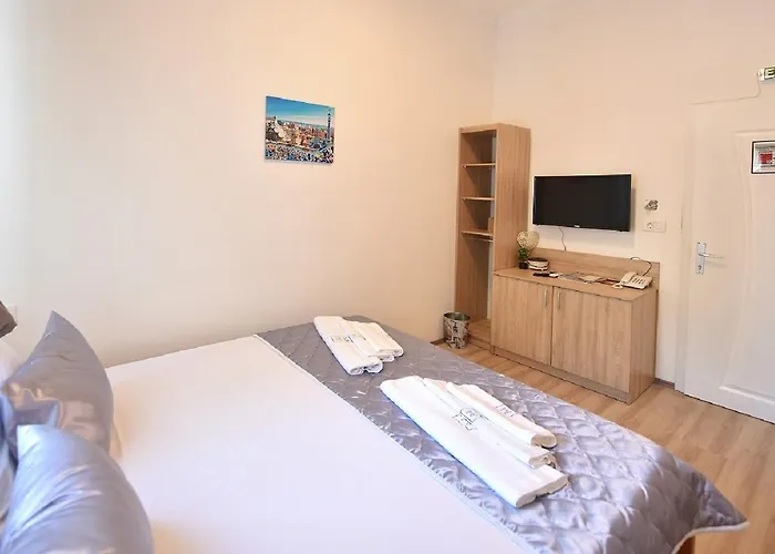 Nina & Lounge Bar Hotel 3*