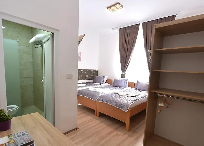 Nina & Lounge Bar فندق