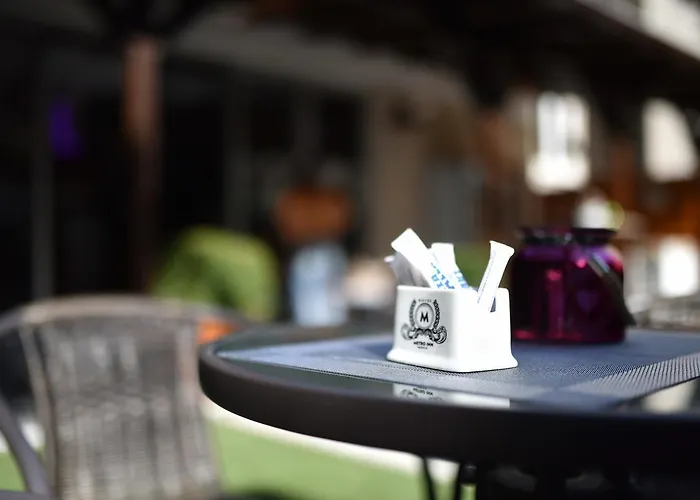 Nina & Lounge Bar Hotel 3*