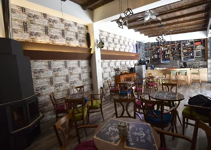 Nina & Lounge Bar فندق 3*