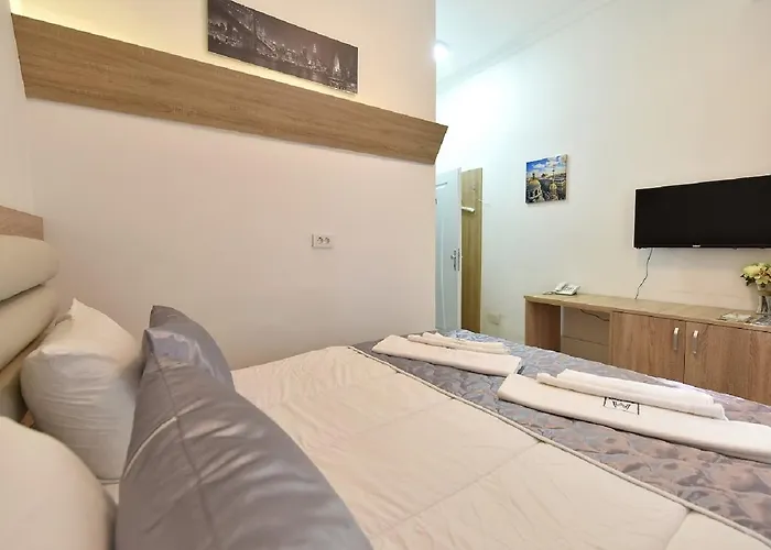 Nina & Lounge Bar Hotel 3*