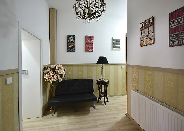 Nina & Lounge Bar Hotel 3*