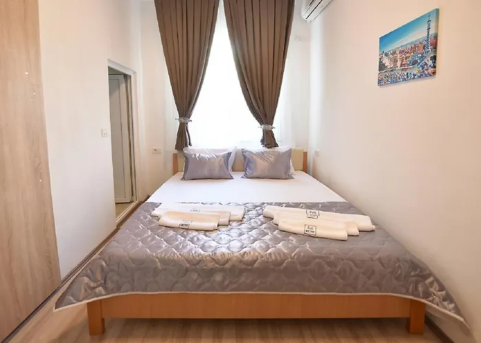 Nina & Lounge Bar Hotel