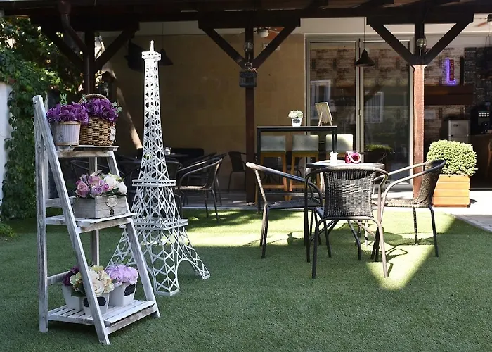 Hotel Nina & Lounge Bar