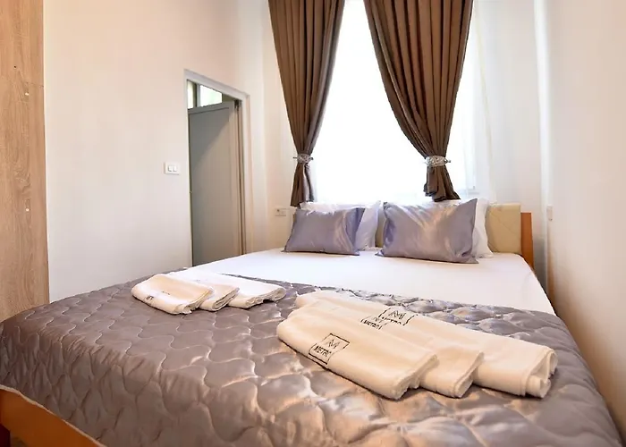 Nina & Lounge Bar 3*