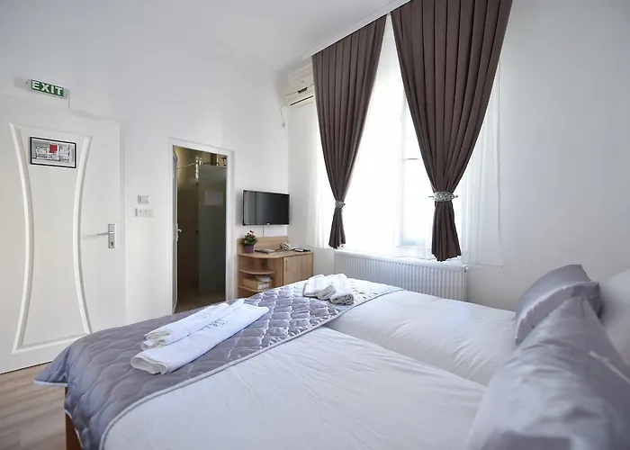 Nina & Lounge Bar Hotel 3*